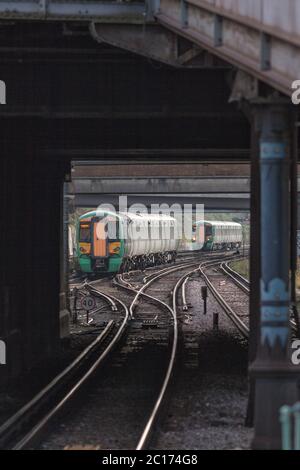 Govia Southern Railway Bombardier Klasse 377 Electrostar Züge fahren in East Croydon auf der Brighton Hauptlinie Stockfoto