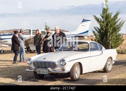 QUEENSTOWN, SÜDAFRIKA - 17. Juni 2017: Oldtimer Volvo P1800 wird als Teil eines Displays gefahren Stockfoto