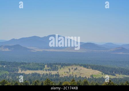 Der Blick vom Arizona Snowbowl Ski Resort auf die San Francisco Peaks, im Arizona Pine Forest. Auf Dem Berg Humphreys, In Der Nähe Von Flagstaff, Coconino Cou Stockfoto