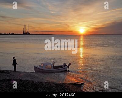 Sheerness, Kent, Großbritannien. Juni 2020. UK Wetter: Sonnenuntergang in Sheerness, Kent. Quelle: James Bell/Alamy Live News Stockfoto