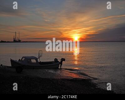 Sheerness, Kent, Großbritannien. Juni 2020. UK Wetter: Sonnenuntergang in Sheerness, Kent. Quelle: James Bell/Alamy Live News Stockfoto