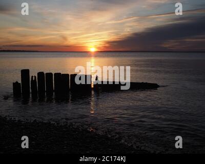 Sheerness, Kent, Großbritannien. Juni 2020. UK Wetter: Sonnenuntergang in Sheerness, Kent. Quelle: James Bell/Alamy Live News Stockfoto