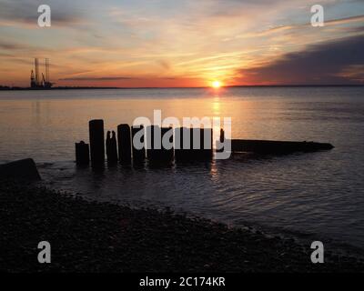 Sheerness, Kent, Großbritannien. Juni 2020. UK Wetter: Sonnenuntergang in Sheerness, Kent. Quelle: James Bell/Alamy Live News Stockfoto