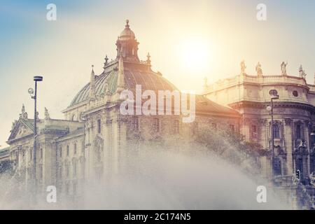 Stachus Brunnen in München, Deutschland mit r Stockfoto