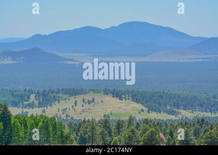 Der Blick vom Arizona Snowbowl Ski Resort auf die San Francisco Peaks, im Arizona Pine Forest. Auf Dem Berg Humphreys, In Der Nähe Von Flagstaff, Coconino Cou Stockfoto