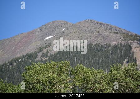 Der Blick auf den Berg Humphreys und seinen Agassiz-Gipfel. Einer der San Francisco Peaks im Arizona Pine Forest. In Der Nähe Von Flagstaff, Coconino County, Arizona Stockfoto