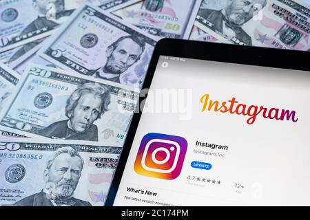 Stone / Großbritannien - Juni 14 2020: Instagram App im Apple Store auf dem ipad-Bildschirm gesehen und US-Dollar herum platziert. Konzeptfoto. Selektive FOC Stockfoto