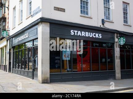 Henley-on-Thames, Großbritannien - Mai 16 2020: Die Fassade des Starbucks Coffee Shops in der Bell Street Stockfoto