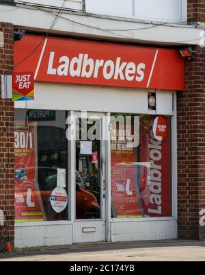 Reading, Vereinigtes Königreich - Juni 05 2020: Die Fassade von Ladbrokes Bookmakers Shop auf Basingstoke Road Stockfoto