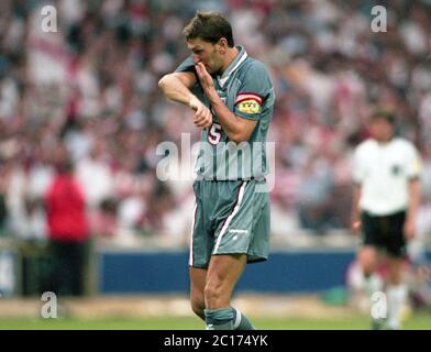 Grossbritannien. April 2020. Fußball, firo: 26.06.1996 Fußball-Europameisterschaft Euro 1996 Halbfinale, K.O.-Phase, Halbfinale, Archivfoto, Archivbilder Deutschland - England 6: 5 im, nach Elfmeterschießen Tony Adams, Halbfigur, Geste Quelle: dpa/Alamy Live News Stockfoto