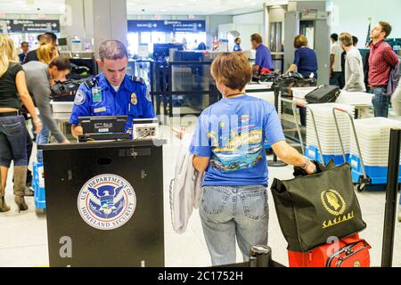 Miami Florida International Airport MIA, Luftfahrt, Department of Homeland Security, TSA, Checkpoint, Anti-Terrorismus, Sicherheit, Hispanic Latin Latino Ethnic imm Stockfoto