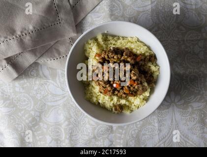 Mahlzeit mit Couscous und würzigem Fleisch über dem Foto Stockfoto