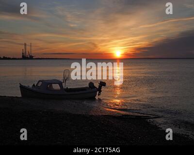 Sheerness, Kent, Großbritannien. Juni 2020. UK Wetter: Sonnenuntergang in Sheerness, Kent. Quelle: James Bell/Alamy Live News Stockfoto