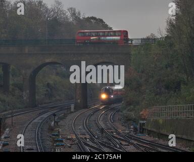 South West Züge der Klasse 444 Zug 444026 Anflug von Surbiton auf der 4-Spur dritten Schiene elektrische südwestlichen Hauptlinie mit einem roten Signal Stockfoto