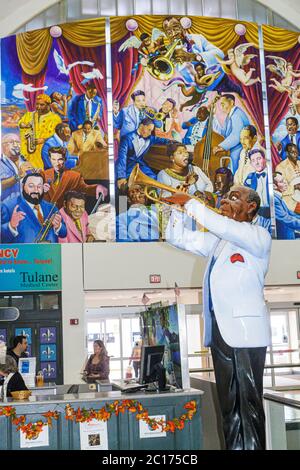 New Orleans Louisiana, Louis Armstrong New Orleans International Airport, MSY, Terminal, Skulptur, Louis Armstrong, Satchmo, Jazz, Trompete, Musik, Wandgemälde, Himmel Stockfoto