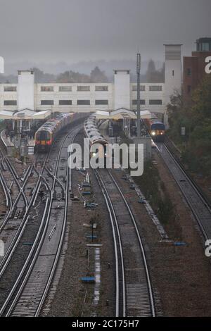 South West Züge fahren auf der verkehrsreichen südwestlichen Hauptlinie vorbei Surbiton Bahnhof Stockfoto