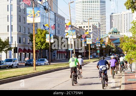 New Orleans Louisiana, Innenstadt, Convention Center Boulevard, Straßenszene, Median, Fahrrad, Radfahren, Reiten, Radfahren, Fahrer, Radfahrer, Sport, Übung, Helm, saf Stockfoto