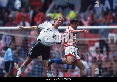 Grossbritannien. April 2020. Fußball, firo: Fußball-Europameisterschaft 23.06.1996 EM-Viertelfinale 1996, K.O.-Phase, Archivfoto, Archivbilder Deutschland - Kroatien 2: 1 Duelle, Thomas Helmer, Versus, Goran Vlaovic Quelle: dpa/Alamy Live News Stockfoto