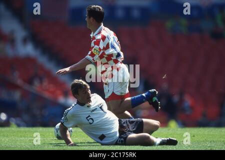 Grossbritannien. April 2020. Fußball, firo: Fußball-Europameisterschaft 23.06.1996 EM-Viertelfinale 1996, K.O.-Phase, Archivfoto, Archivbilder Deutschland - Kroatien 2: 1 Duelle, Thomas Helmer, Versus, Goran Vlaovic Quelle: dpa/Alamy Live News Stockfoto