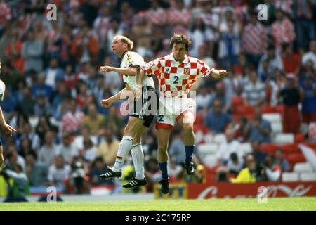 Grossbritannien. April 2020. Fußball, firo: Fußball-Europameisterschaft 23.06.1996 Euro-Europameisterschaft 1996 Viertelfinale, K.O.-Phase, Archivfoto, Archivbilder Deutschland - Kroatien 2: 1 Duelle, Dieter Eilts, Versus, Nikola Jurcevic Quelle: dpa/Alamy Live News Stockfoto