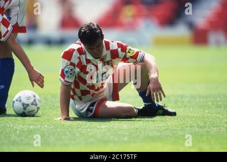 Grossbritannien. April 2020. Fußball, firo: 23. Juni 1996 Fußball-Europameisterschaft Europameisterschaft 1996 Viertelfinale, K.O.-Phase, Archivfoto, Archivbilder Deutschland - Kroatien 2: 1 Goran Vlaovic, ganze Figur, am Boden Quelle: dpa/Alamy Live News Stockfoto