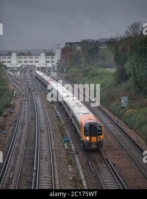 South West Züge der Klasse 444 Züge 444027 + 444001 ab Surbiton Bahnhof auf der stark frequentierten dritten Schiene elektrische südwestlichen Hauptlinie Stockfoto