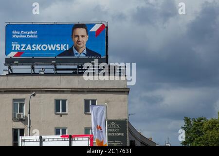 Banner mit Rafal Trzaskowski, Vertreter der polnischen Partei Platforma Obywatelska (Bürgerplattform) Kandidat für den polnischen Präsidenten Stockfoto