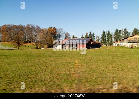 Ackerland und Gebäude mit Solarzellen auf dem Dach, Österreich. Stockfoto