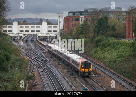 South West Züge der Klasse 444 Zug 444015 ab Surbiton Bahnhof auf der stark frequentierten dritten Schiene elektrische südwestlichen Hauptlinie Stockfoto