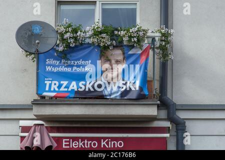 Banner mit Rafal Trzaskowski, Vertreter der polnischen Partei Platforma Obywatelska (Bürgerplattform) Kandidat für den polnischen Präsidenten Stockfoto