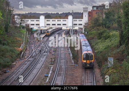 South West Züge der Klassen 450 und 444 Züge, die am Bahnhof Surbiton auf der belebten südwestlichen Hauptlinie ankommen und abfahren Stockfoto