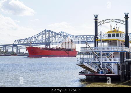 New Orleans Louisiana, Spanish Plaza, Mississippi River, Greater New Orleans Bridge, Cantilever Bridge, Creole Queen, Paddle Wheeler, Flussboot, Sternwheeler, Stockfoto