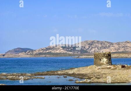 Herrliche Aussicht auf den berühmten Strand La Pelosa mit dem Wahrzeichen Wachturm aus dem 16. Jahrhundert (Torre della Pelosa) Stockfoto