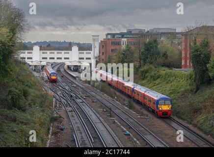 South West Züge der Klasse 456 innerer Vorortzug Ankunft und Abfahrt von Surbiton Bahnhof auf der belebten südwestlichen Hauptlinie Stockfoto