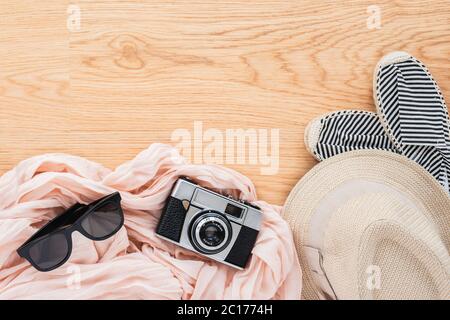 Horizontales Farbbild mit einer Ansicht von oben eines Damen Accessoires im Sommer 2020 Stockfoto