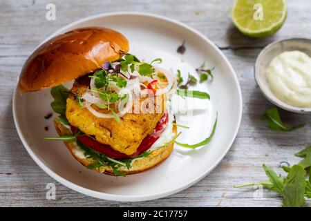 Kurkuma Fisch Burger in Brioche Brötchen Stockfoto