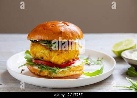 Kurkuma Fisch Burger in Brioche Brötchen Stockfoto