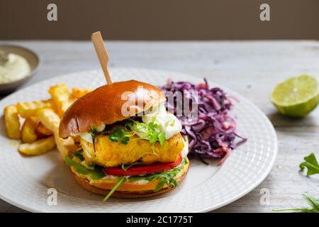 Kurkuma Fisch Burger in Brioche Brötchen Stockfoto