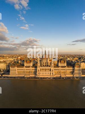 Luftdrohne Ansicht der ungarischen Parlament Fassade durch donau in Budapest Sonnenuntergang Stunde Stockfoto