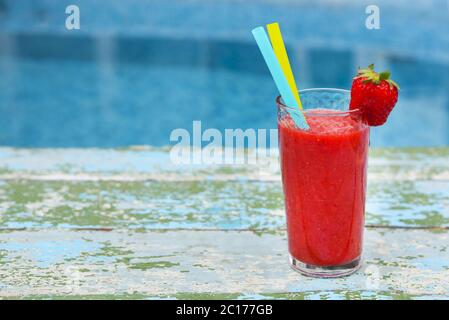 Erdbeer Smoothie auf alten rustikalen turquiose Hintergrund Stockfoto