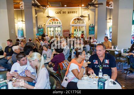 New Orleans Louisiana, französisches Viertel, historisches Viertel, Decatur Street, Cafe du Monde, Café, Stand, Café au lait, beignetstables, überfüllt, Männer männlich Stockfoto