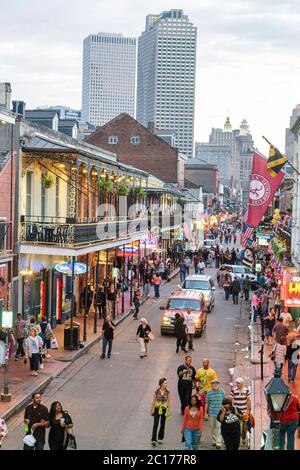 New Orleans Louisiana, französisches Viertel, Bourbon Street, Straßenszene, Skyline der Stadt, Architektur-Eisenwerk-Galerie, Balkon, Neon, Schild, Getränke trinken, BA Stockfoto