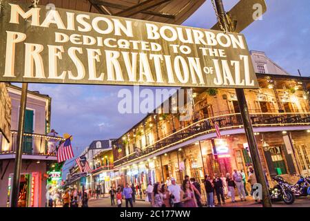 New Orleans Louisiana, French Quarter, Street Bourbon Street, Maison Bourbon, Bar Lounge Pub, Party, Live-Musik, Jazz, Unterhaltung, Schild, Dämmerung, Mann Männer männlich Stockfoto