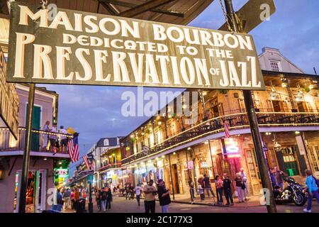 New Orleans Louisiana, French Quarter, Street Bourbon Street, Maison Bourbon, Bar Lounge Pub, Party, Live-Musik, Jazz, Unterhaltung, Schild, Dämmerung, Mann Männer männlich Stockfoto