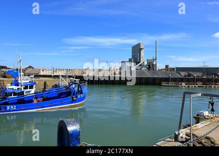 Ein Blick auf die Aggregatfabrik und die Fischerboote im Hafen von Whitstable Stockfoto