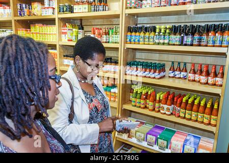 New Orleans Louisiana, French Quarter, Shopping Shopper Shop Markt Marktplatz Verkauf Shop Display Verkauf, heiße Sauce kreolische Gewürze Schwarze Frauen Stockfoto