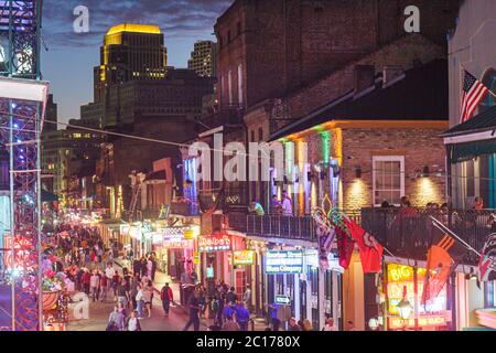 New Orleans Louisiana, französisches Viertel, Bourbon Street, Straßenszene, Skyline, Schilder, Lichter, überfüllt, Getränke trinken, Bar Lounge Pub, Jazz, Live-Musik, Straße Stockfoto