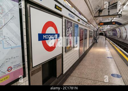 LONDON, ENGLAND - 8. JUNI 2020: Anmeldung der London Underground Platform zur Beratung der sozialen Distanzierung von Raumanforderungen 4 Stockfoto