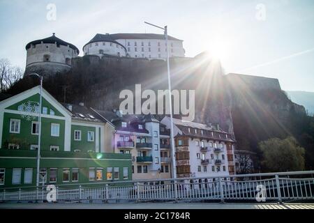 Historisches Stadtbild mit Festung Kufstein auf einem Hügel und traditionellen Häusern, Österreich. Stockfoto