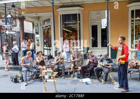 New Orleans Louisiana, French Quarter, Royal Street, Rouse's Market, Schaufenster, Straßenkünstler, Tipps zum Bucking, Tuba Skinny, Musikband, Musiker, Jazz, Blues Stockfoto